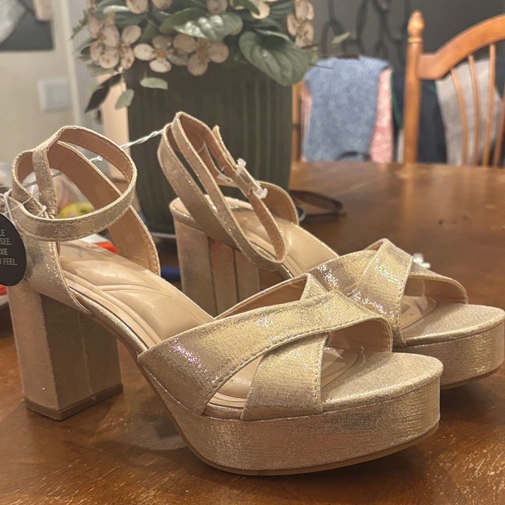 NWT Gold Windsor Heels